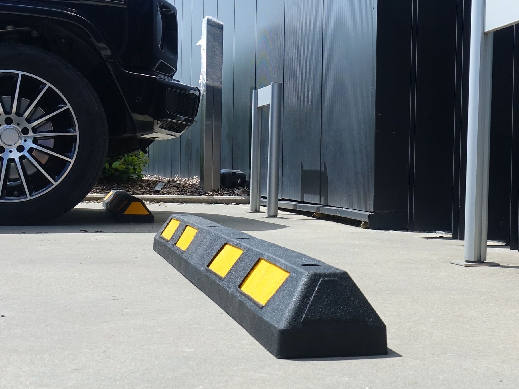 Boplan FLEX IMPACT® WS Wheelstop 105 in een parkeeromgeving