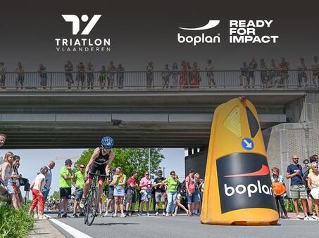 Foto van de Boplan Race Totem gebruikt in een triatlonwedstrijd  om renners te beschermen van een aanrijding
