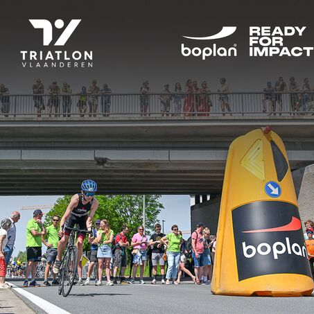 Foto van de Boplan Race Totem gebruikt in een triatlonwedstrijd  om renners te beschermen van een aanrijding