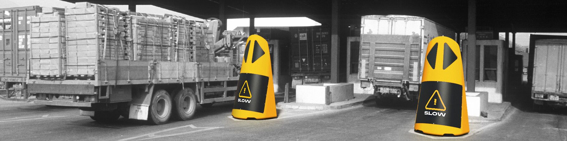 Gele Boplan SAFETY TOTEM in een industriële omgeving