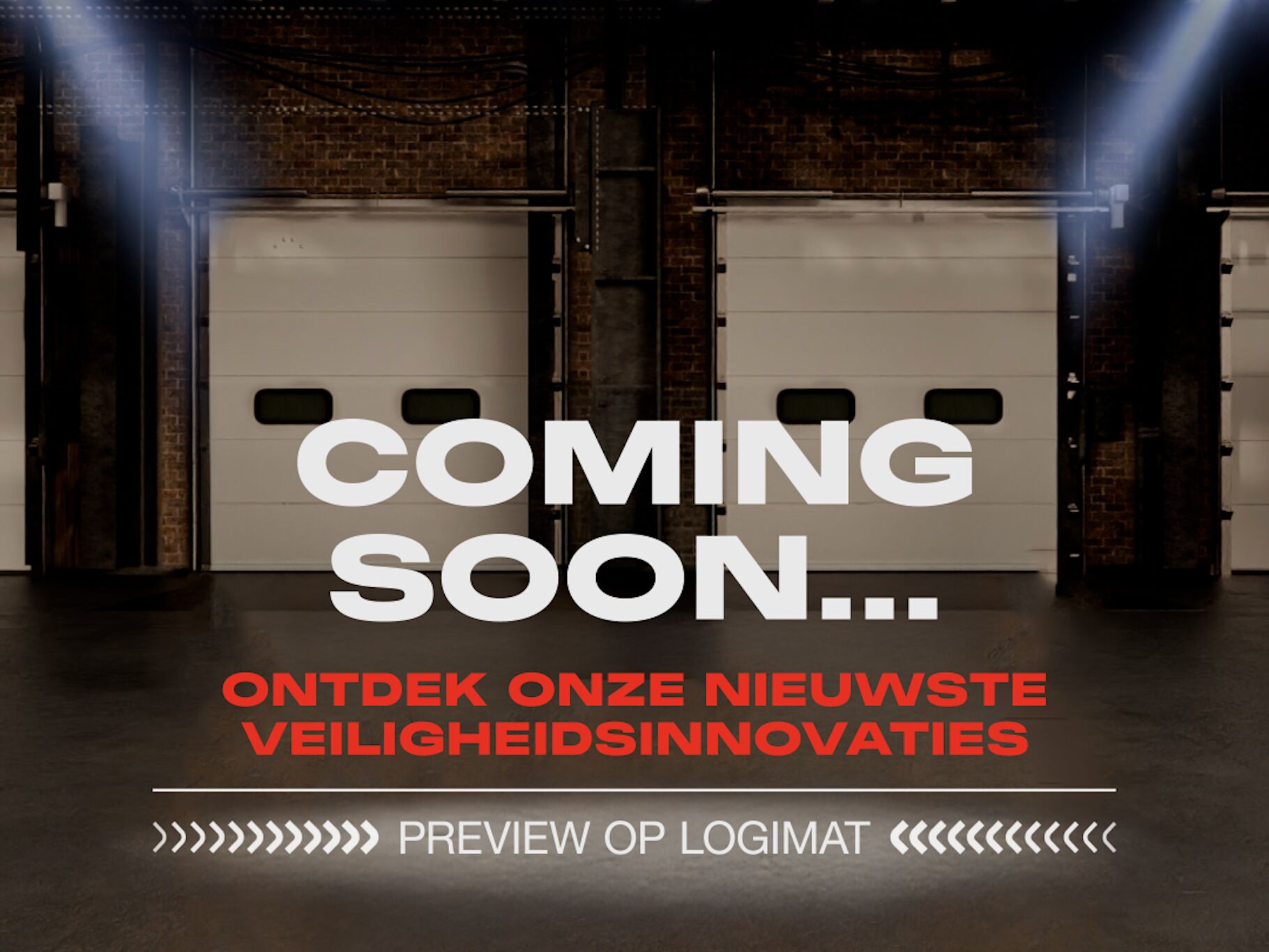 Foto van een coming soon bericht verlicht door spots in een magazijnomgeving
