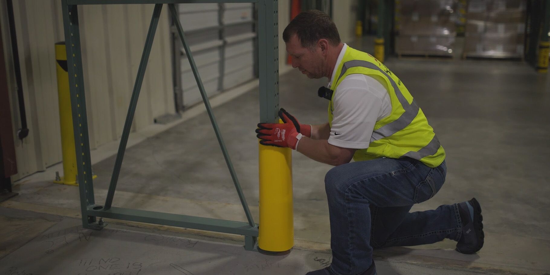 Afbeelding van een Boplan medewerker die een Rackbull installeert