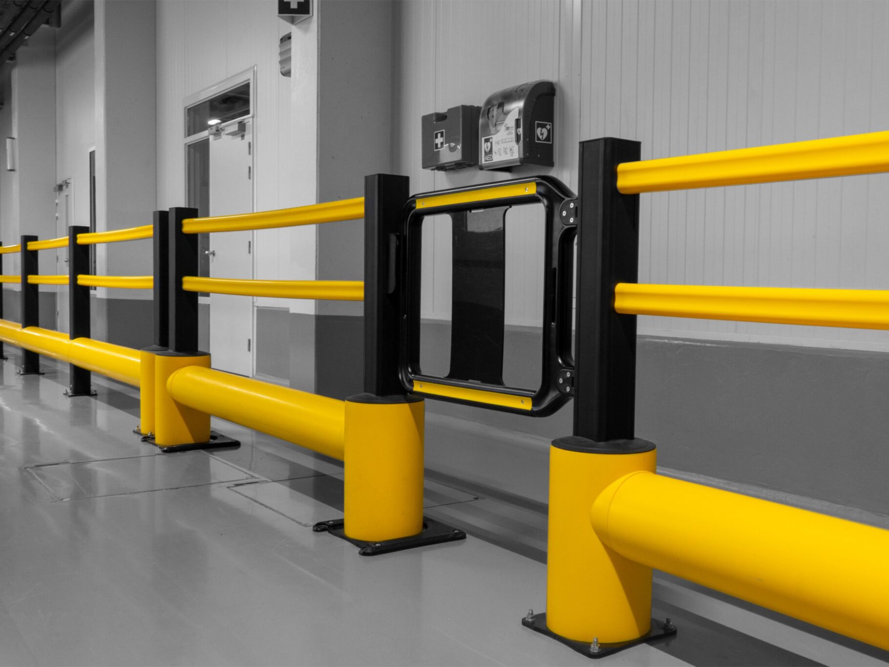Gelber Boplan TB 400 PLUS, SG SWING GATE in einer industriellen Umgebung
