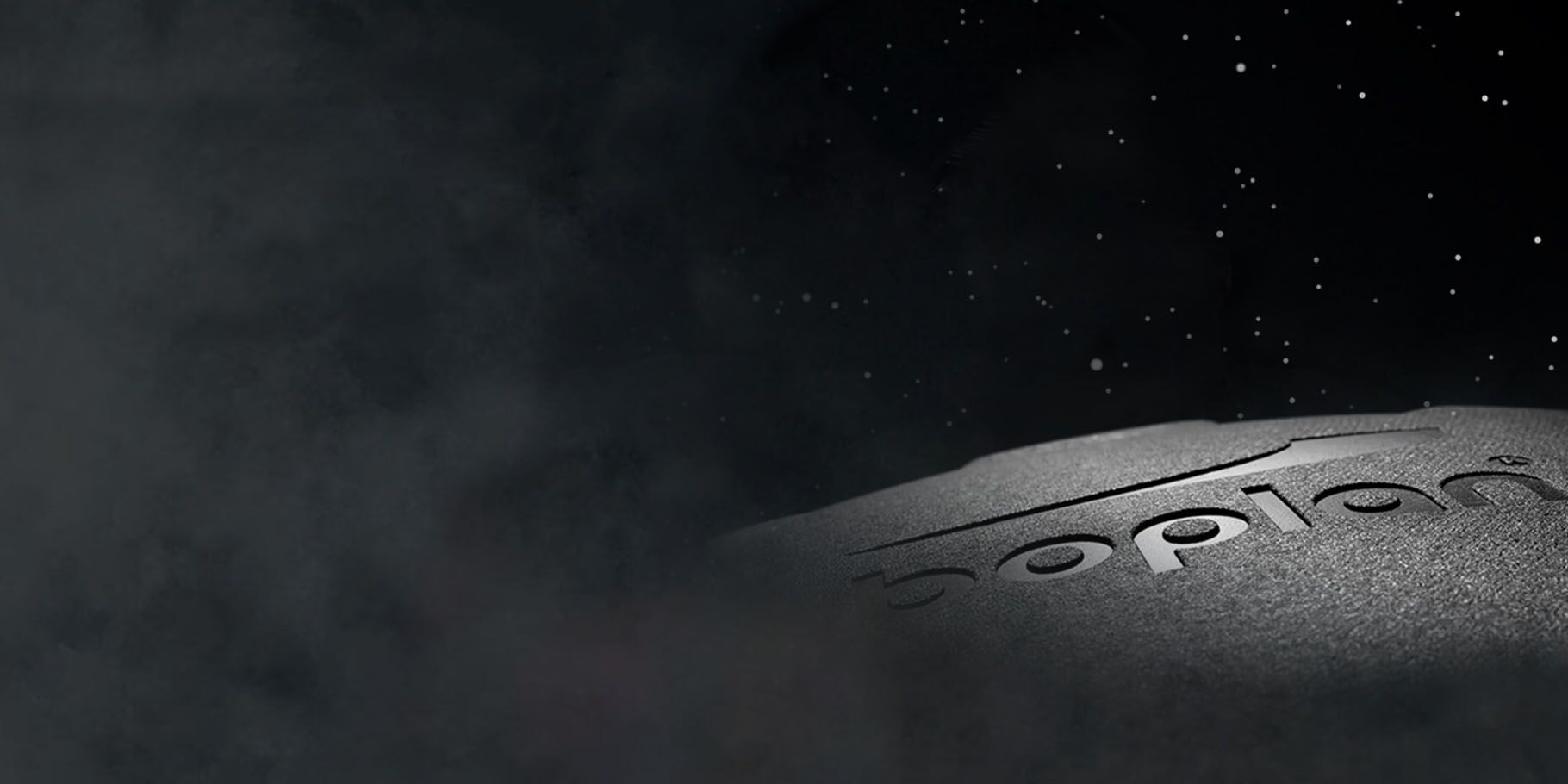 Logo de Boplan devant un ciel noir avec des étoiles