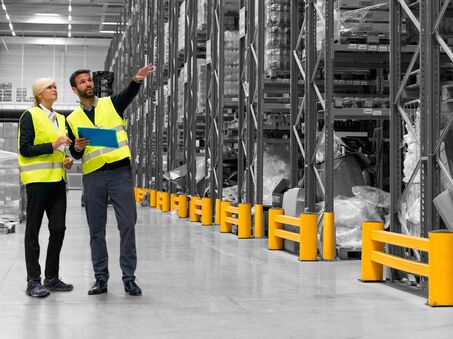 Boplan FLEX IMPACT® RB Rackbull und RE Rack End in einer industriellen Umgebung