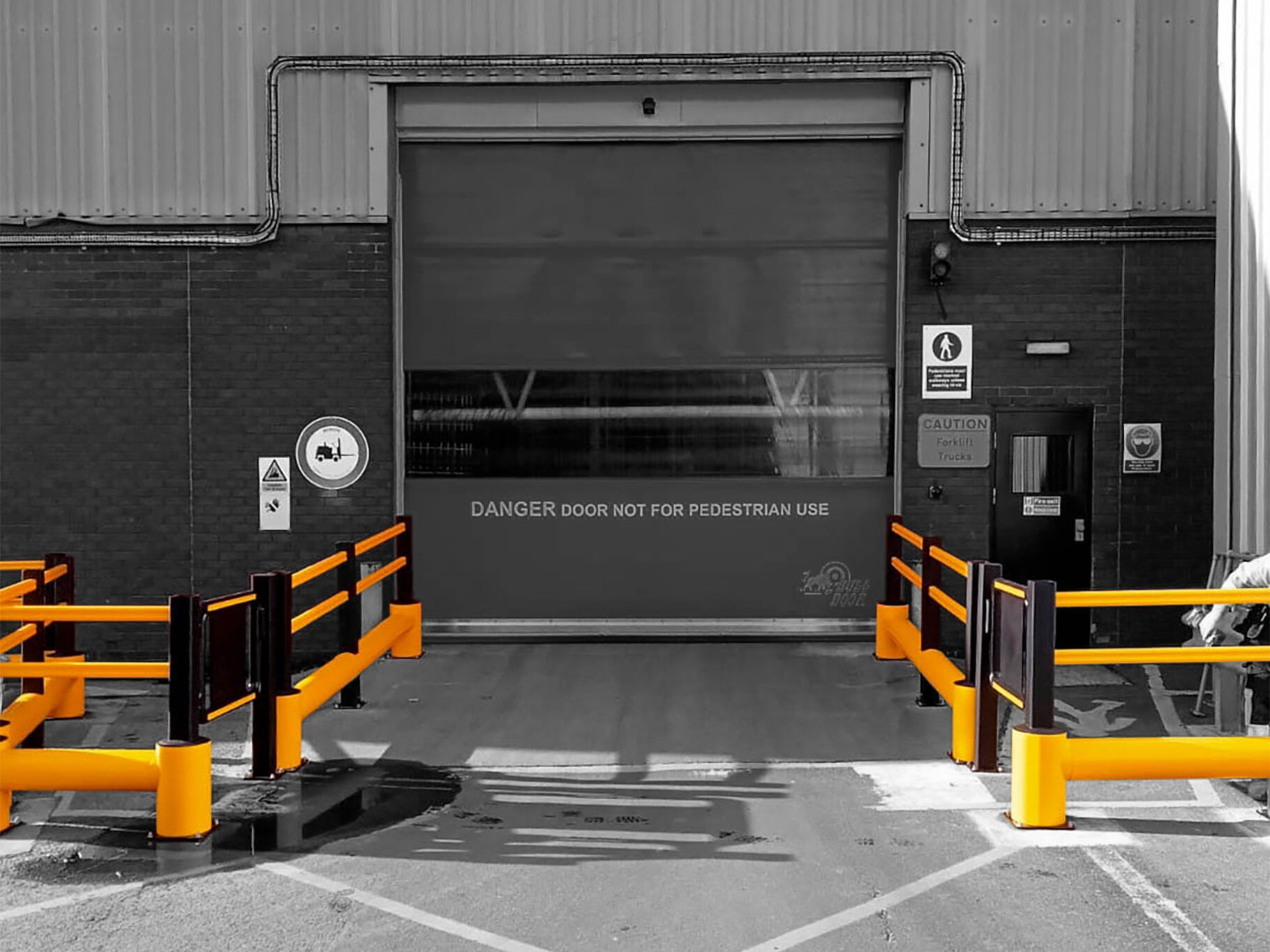 Boplan TB400 PLUS, SG SWING GATE jaune dans un environnement industriel
