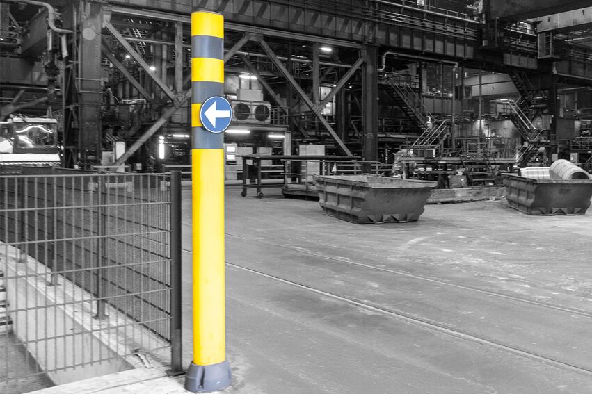 SIGNMARK 150 avec flèche blanche sur fond bleu sur un poteau de protection jaune avec rayures noires