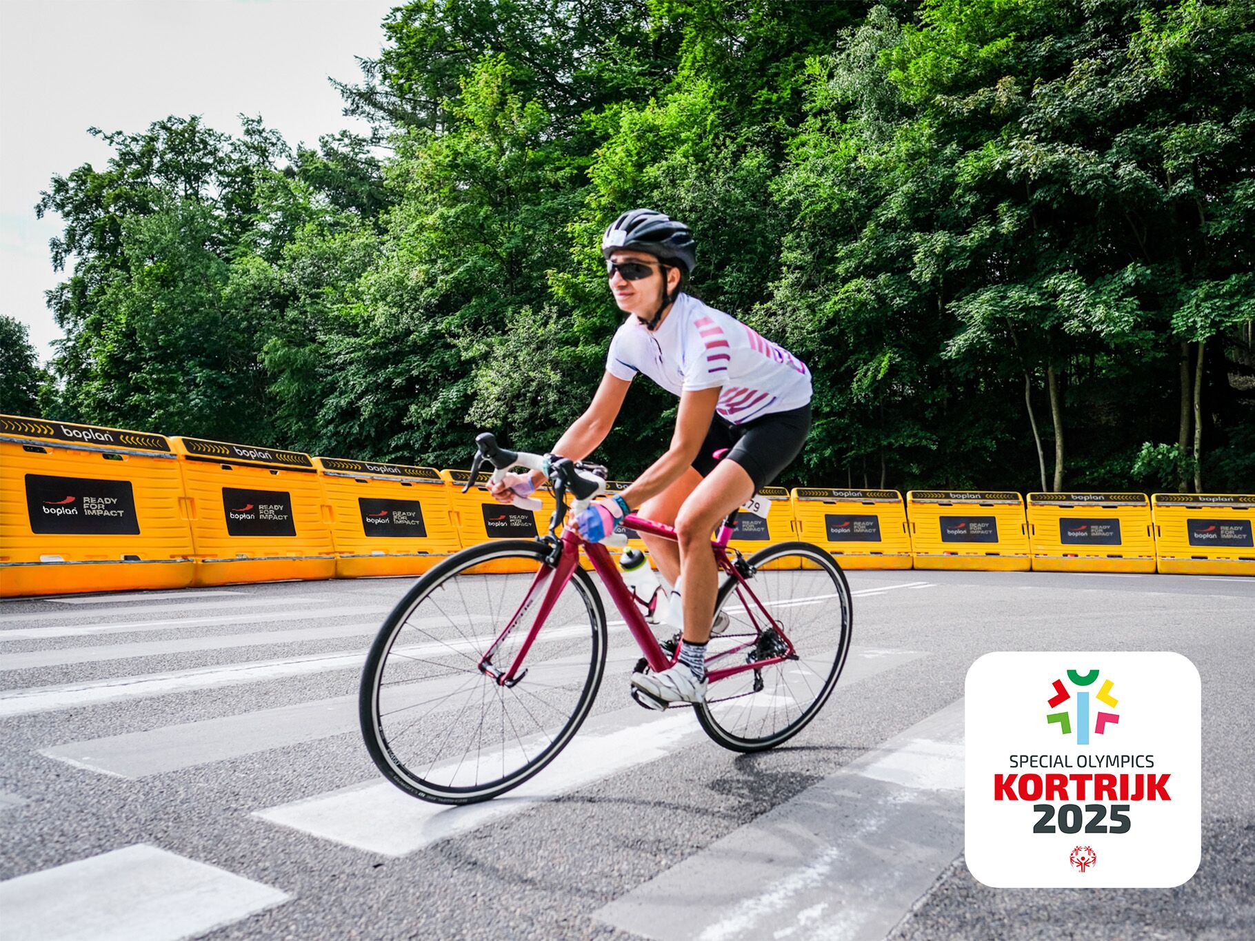 Foto van de Boplan Race Barriers die worden gebruikt in een wielerwedstrijd om wielrenners te beschermen tegen obstakels.
