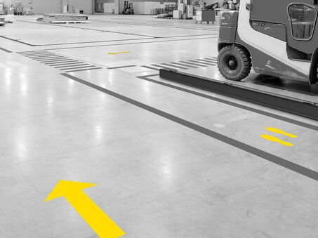 Boplan FLEX IMPACT® LINE PLAN ARROW in einer realen Umgebung - Bodenmarkierungsband