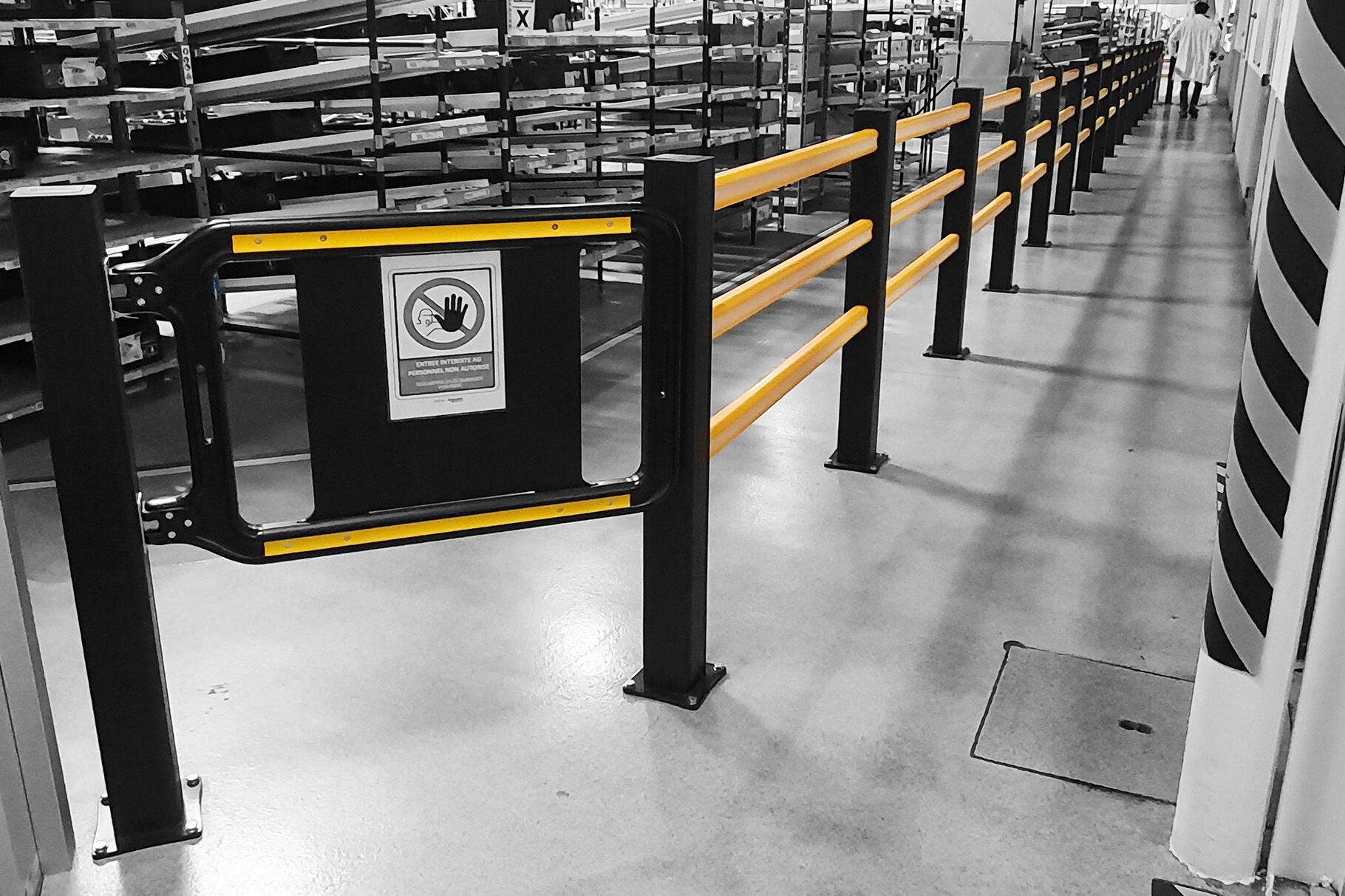 Boplan SG SWING GATE et HP PLUS jaunes dans l'entrepôt de Schneider