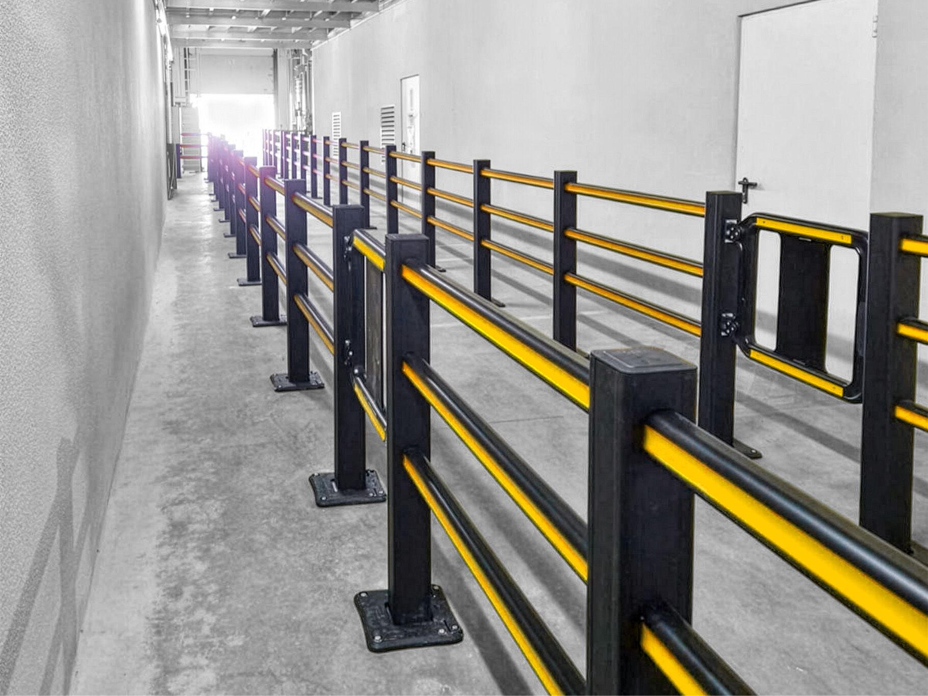 Gelber Boplan HP PLUS, SG SWING GATE, REMOVABLE BASEPLATE in einer industriellen Umgebung