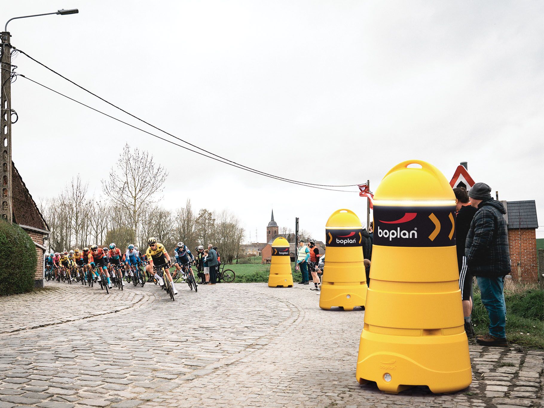 Foto des Boplan Race Guard, der bei einem Radrennen eingesetzt wird, um wechselnde Rennsituationen anzuzeigen