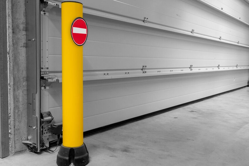 SIGNMARK 150 monté sur une borne de sécurité jaune