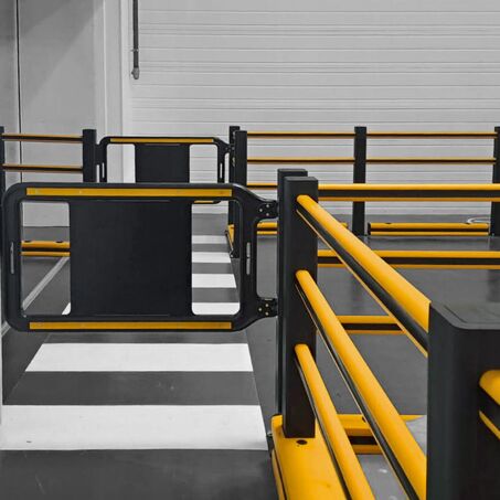 Gelber Boplan FLIP 200F PLUS, SG SWING GATE in einer industriellen Umgebung
