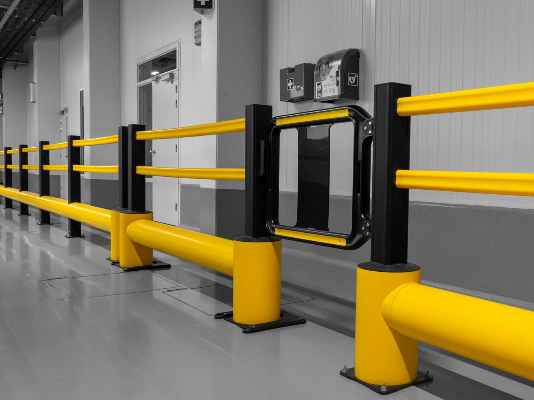 Gelber Boplan TB400 PLUS, SG SWING GATE, REMOVABLE BASEPLATE in einer industriellen Umgebung