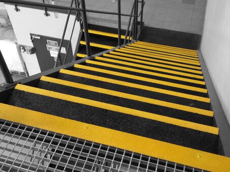 Boplan XTRA GRIP-Treppenstufen in einer industriellen Umgebung