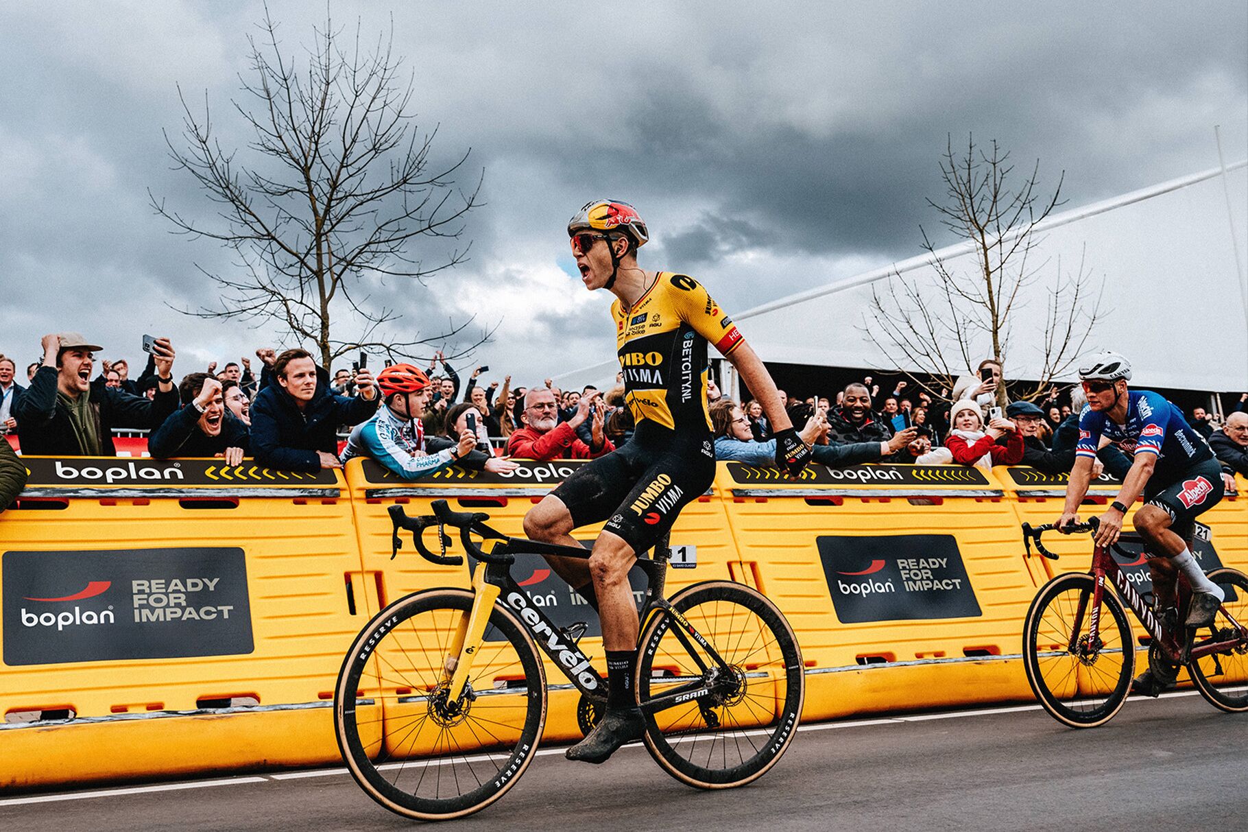 Foto der Boplan Race Barrier, die bei einem Radrennen zur Absicherung einer Kurve eingesetzt wird
