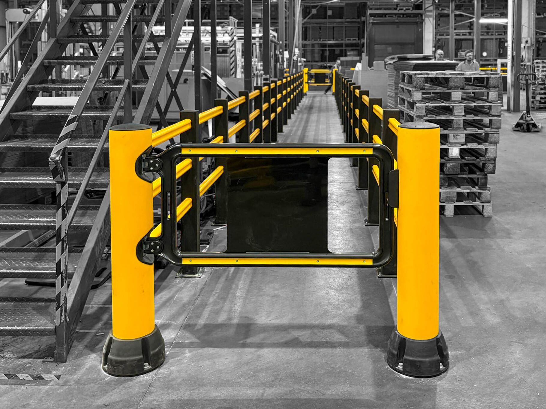 Gelber Boplan HP PLUS, BO200R, SG SWING GATE in einer industriellen Umgebung
