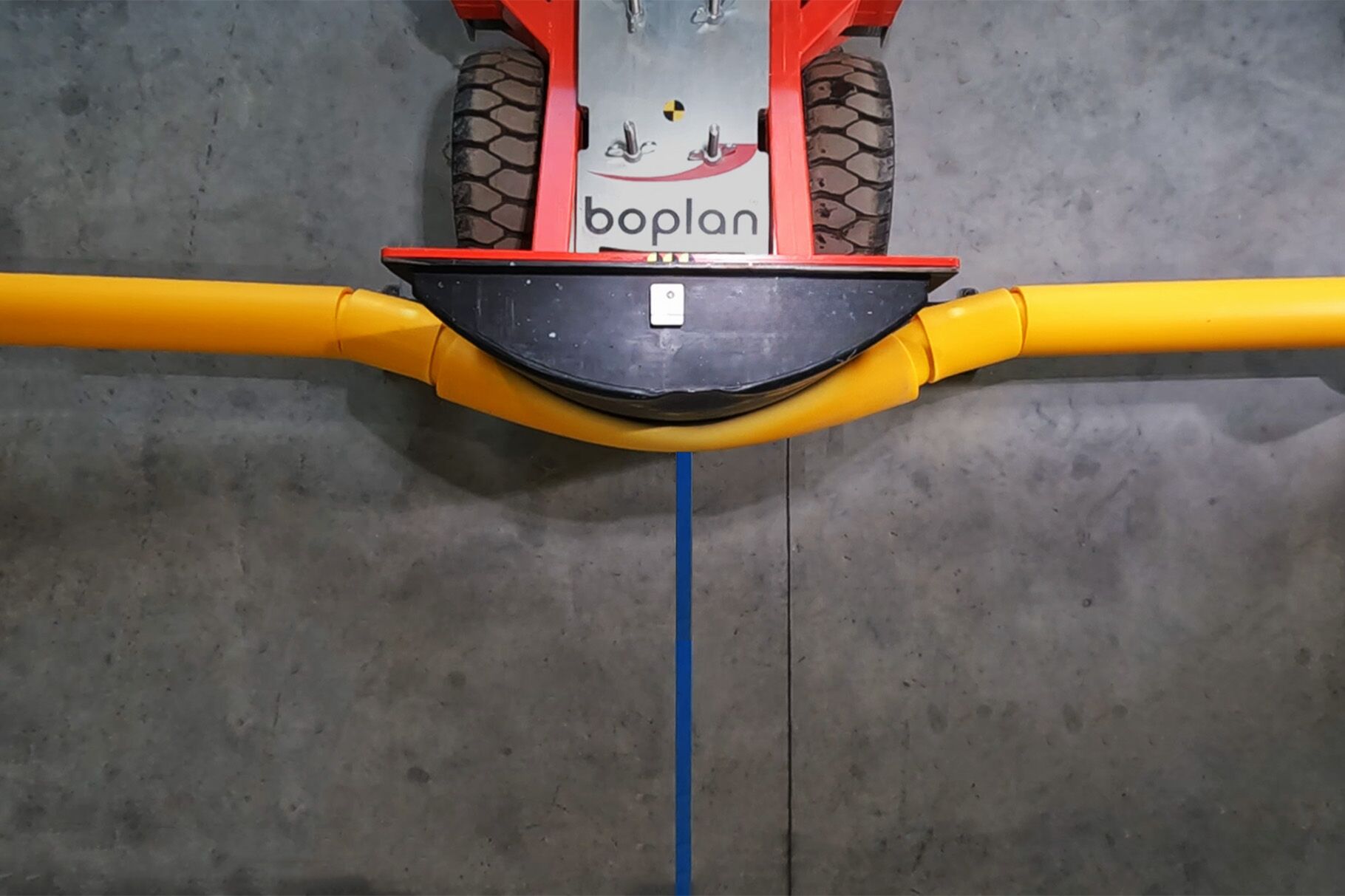 Il veicolo di prova d'urto Boplan dimostra la flessibilità di un parapetto FLEX IMPACT®.