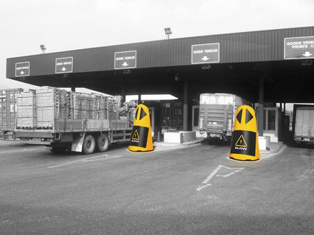 Boplan FLEX IMPACT® Safety Totem in un ambiente industriale