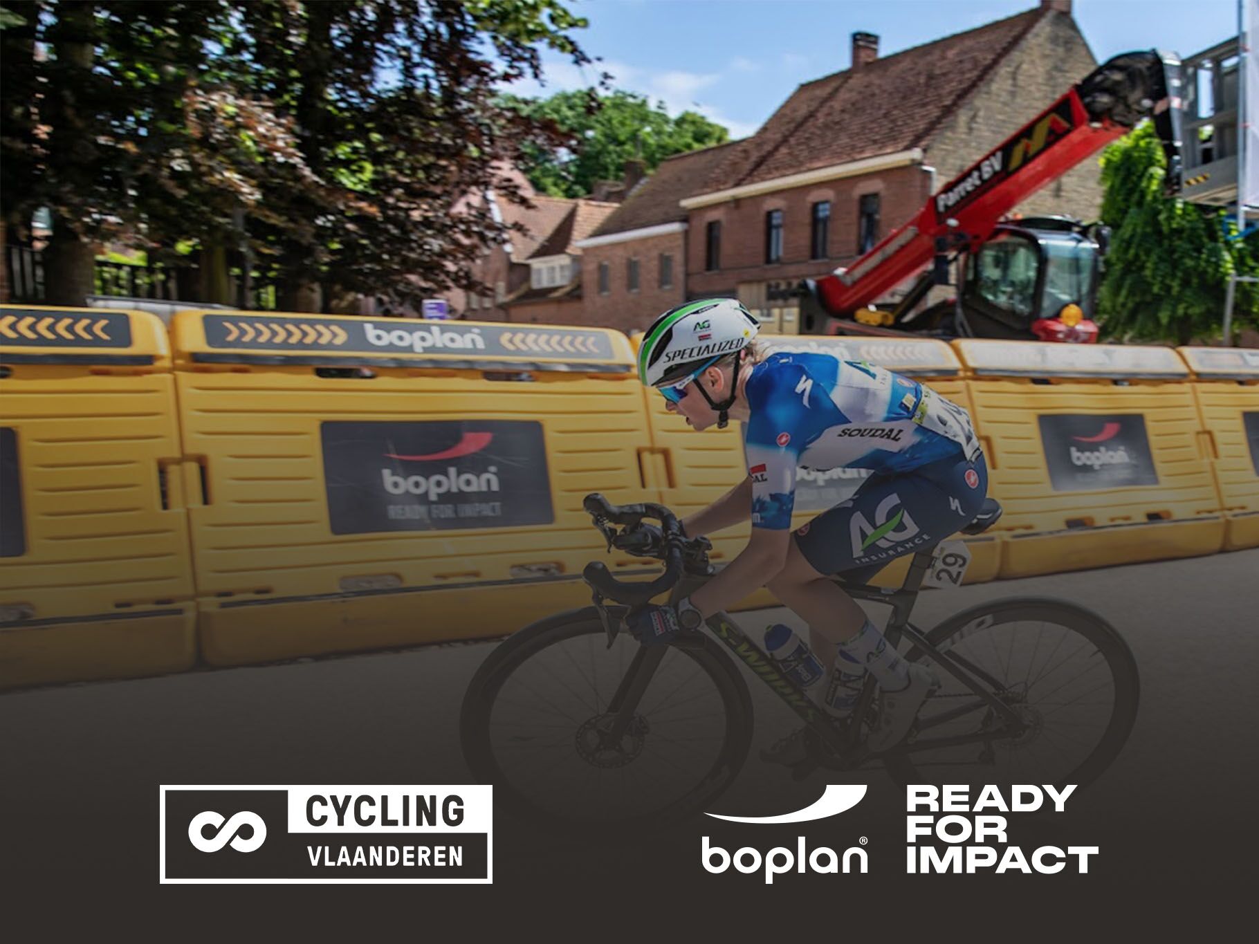 Foto van de Boplan Race Barrier gebruikt in een wielerwedstrijd  om renners te beschermen van een aanrijding