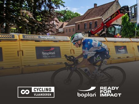 Foto van de Boplan Race Barrier gebruikt in een wielerwedstrijd  om renners te beschermen van een aanrijding