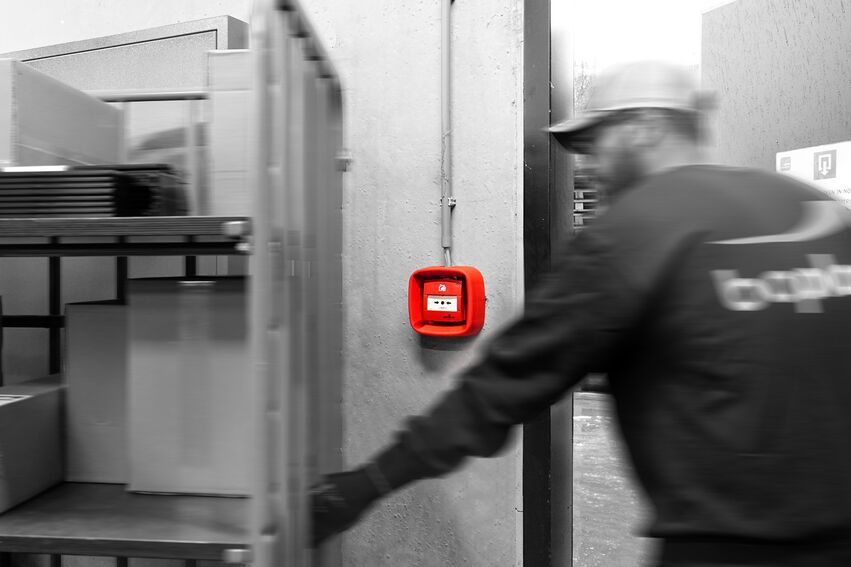 Boplan WALLY PRO dal vivo, un paracolpi protettivo per punti di chiamata e pulsanti di allarme antincendio