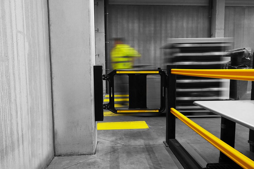 Boplan FLEX IMPACT® SG Swing Gate and HD Light in an industrial environment