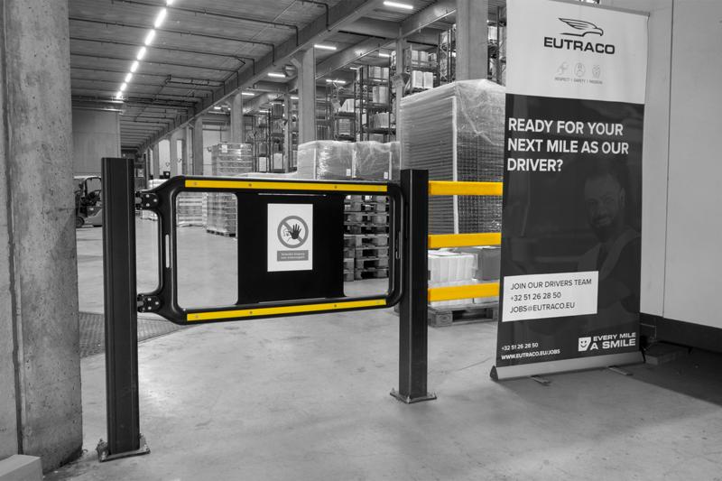 Gelber Boplan HP PLUS, SG SWING GATE in einem Lager von Eutraco
