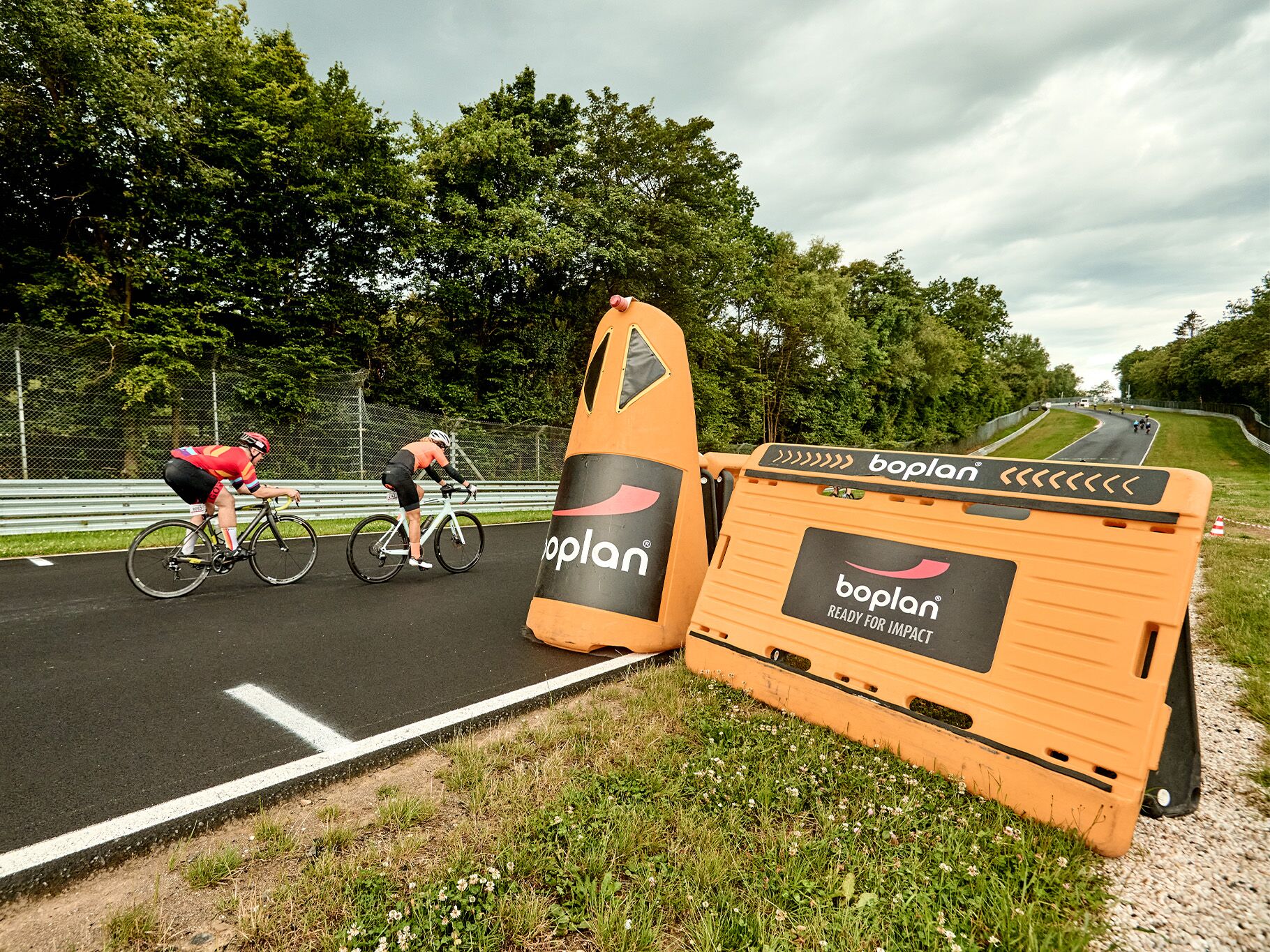 Foto der Boplan Race Barrier und Race Totem, die auf dem Nürburgring beim Rad Am Ring eingesetzt wurden