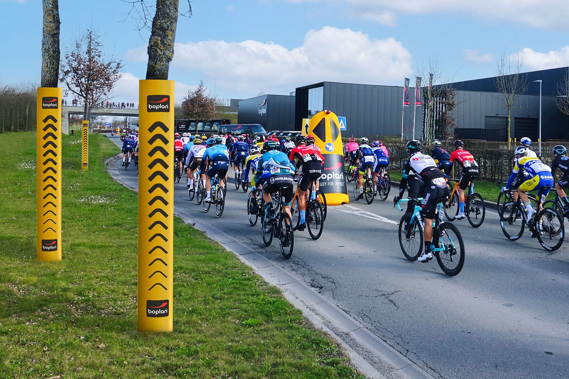 Zdjęcie podkładki Boplan Race Pad używanej w wyścigu kolarskim do ochrony wysokich przeszkód