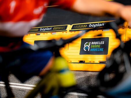 Photo de la Boplan Race Barrier utilisée lors d'une course cycliste pour protéger les coureurs d'une collision