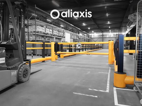 Gele Boplan DOCK GATE aan de voetgangersdoorgang in het magazijn van Aliaxis