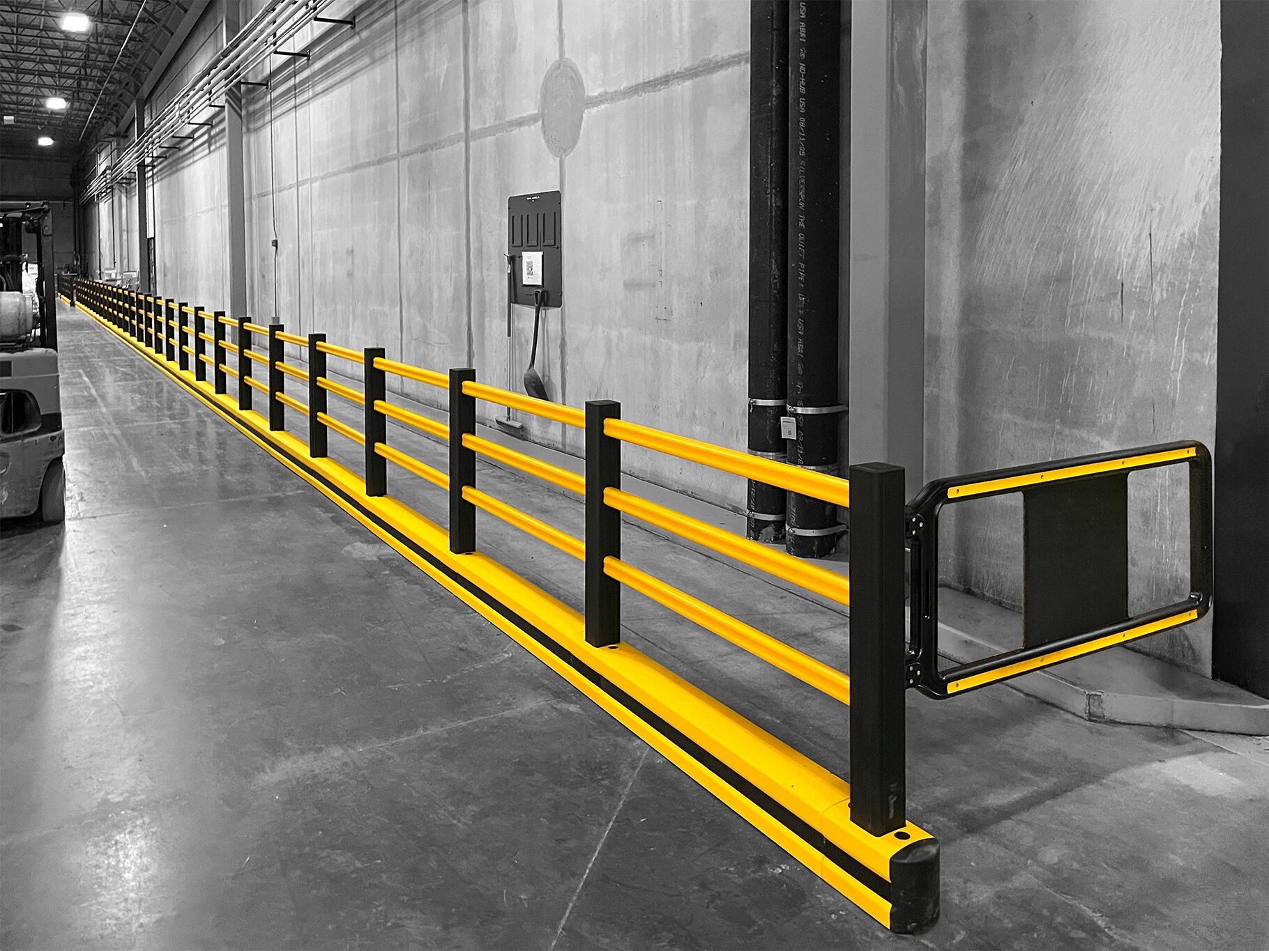 Gele Boplan FLIP 200F PLUS, SG SWING GATE in een industriële omgeving

