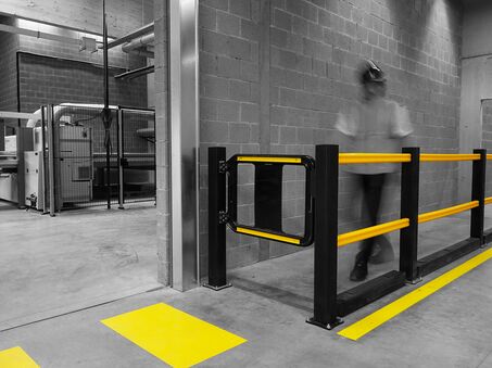 Boplan FLEX IMPACT® HD Light und SG Swing Gate in einer industriellen Umgebung