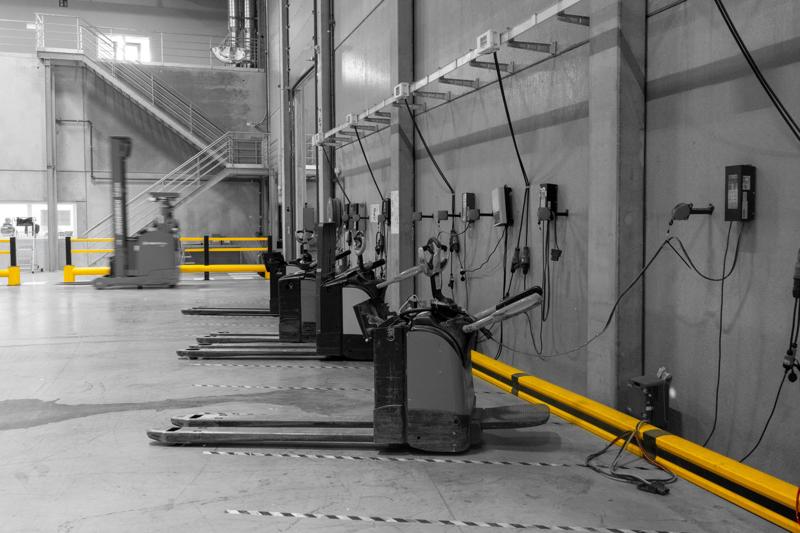 Boplan TB 400 PLUS e FLIP 180L M gialli in una rinomata struttura di un gigante dell'arredamento per esterni

