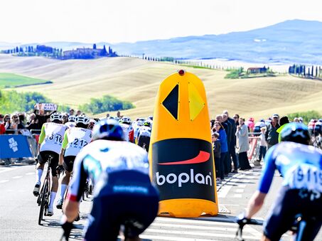 Foto van de Boplan Race Totem die tijdens wielerwedstrijden wordt gebruikt om wielrenners tegen obstakels te beschermen.