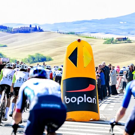 Foto van de Boplan Race Totem die tijdens wielerwedstrijden wordt gebruikt om wielrenners tegen obstakels te beschermen.