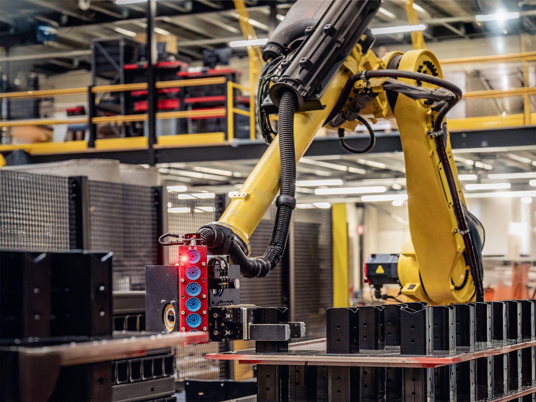 Obraz zrobotyzowanego ramienia pracującego w hali produkcyjnej Boplan