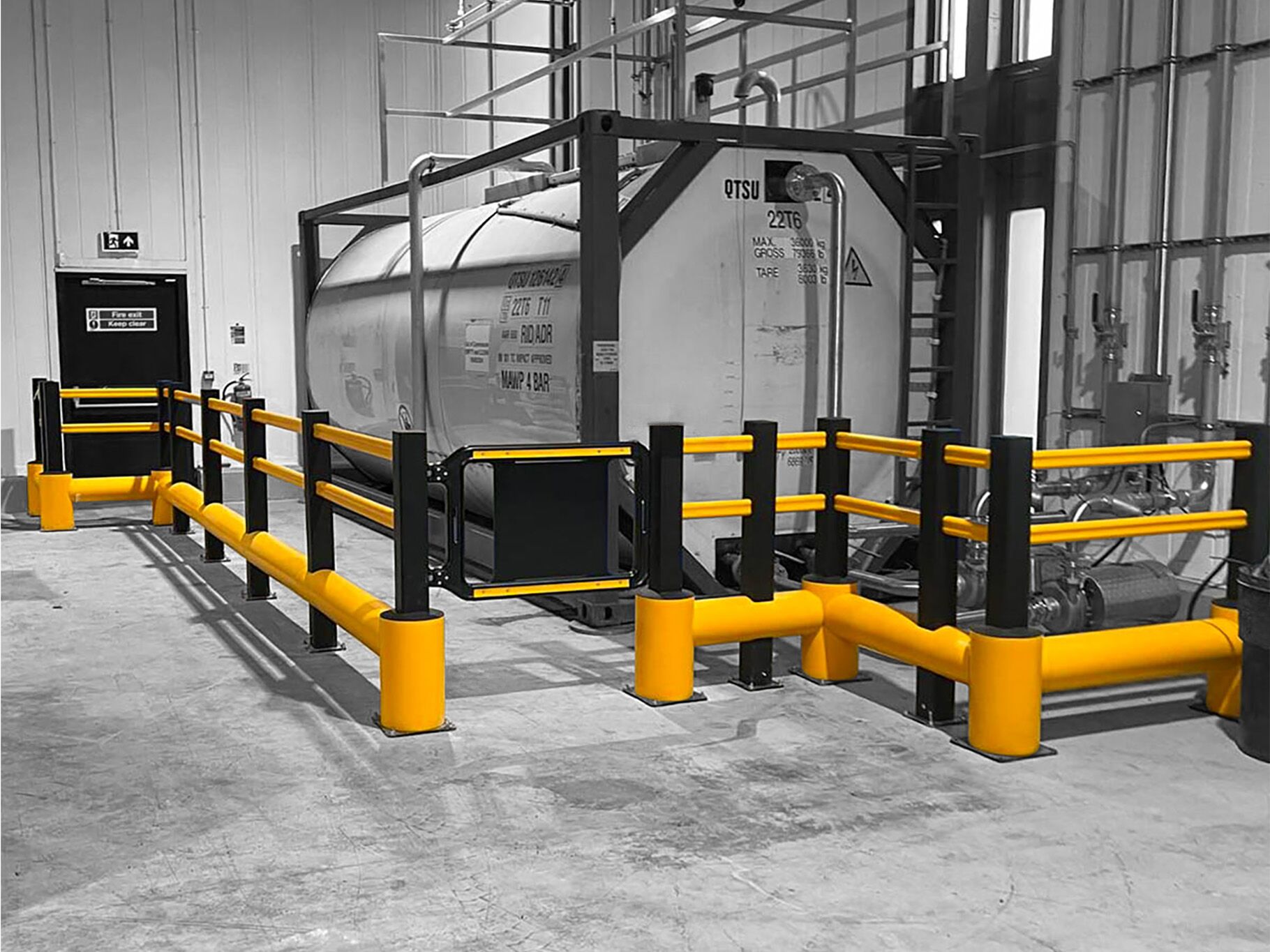 Boplan TB400 PLUS, SG SWING GATE jaune dans un environnement industriel