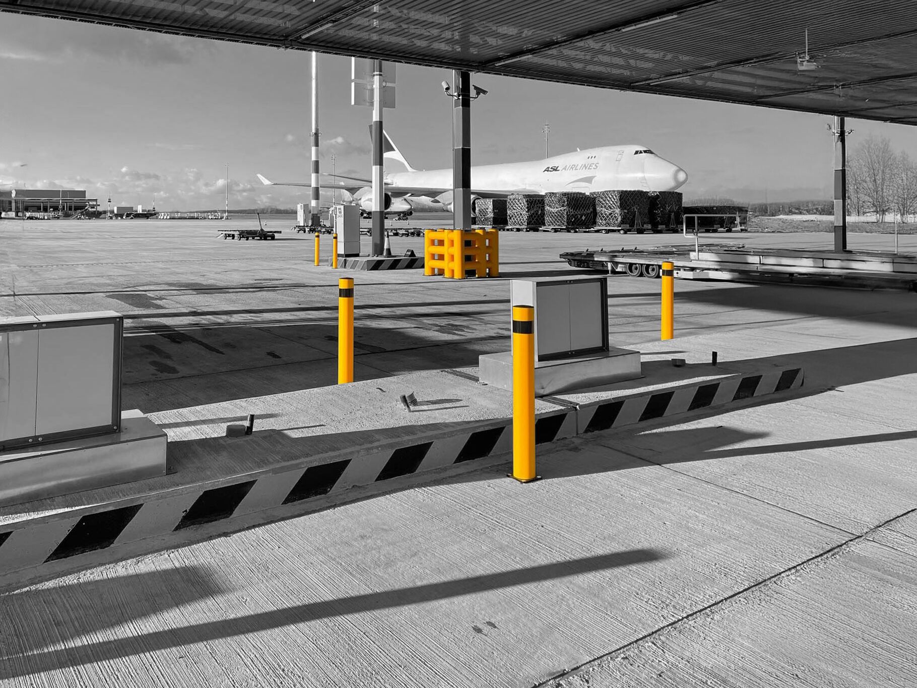 Boplan BO170B et TB SUPER TRIPLE jaune dans un aéroport