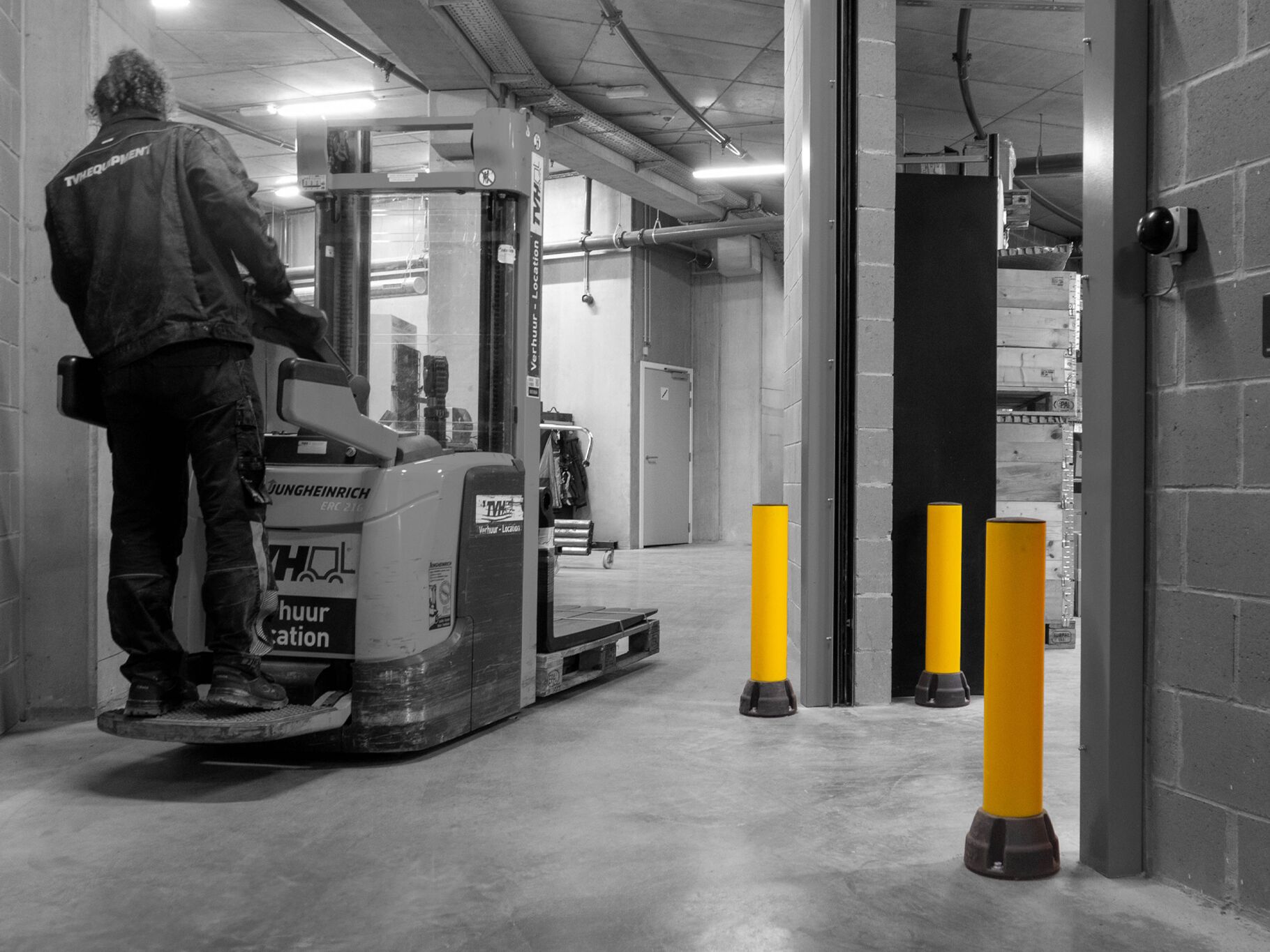 Yellow FLEX IMPACT® Boplan BO200F in an industrial environment 
