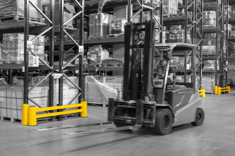 Gele Boplan RE RACK END, RB RACKBULL in een industriële omgeving
