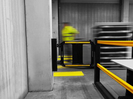 Cancello a battente Boplan FLEX IMPACT® SG e luce HD in un ambiente industriale
