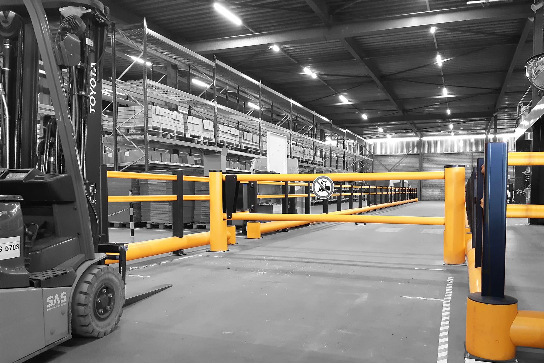 Boplan DOCK GATE giallo al passaggio pedonale del magazzino Aliaxis