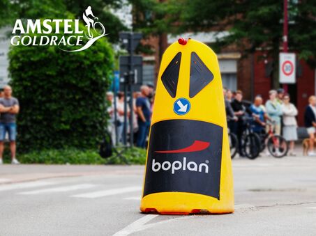 Foto van de Boplan Race Totem gebruikt in een wielerwedstrijd om fietsers te beschermen tegen een middengeleider