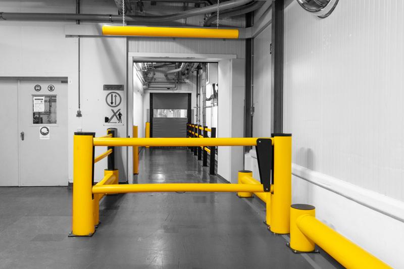 Gele Boplan TB 400, TB 400 PLUS, DG DOCK GATE, TOUCH BARRIER, HP PLUS, BO IMPACT in een fabriek van Belcolade
