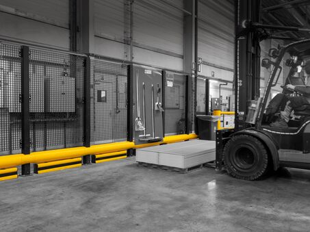 Gele Boplan TB 400 PLUS FENCE en FLIP 180B in een fabriek van een toonaangevende fabrikant van bouwmaterialen

