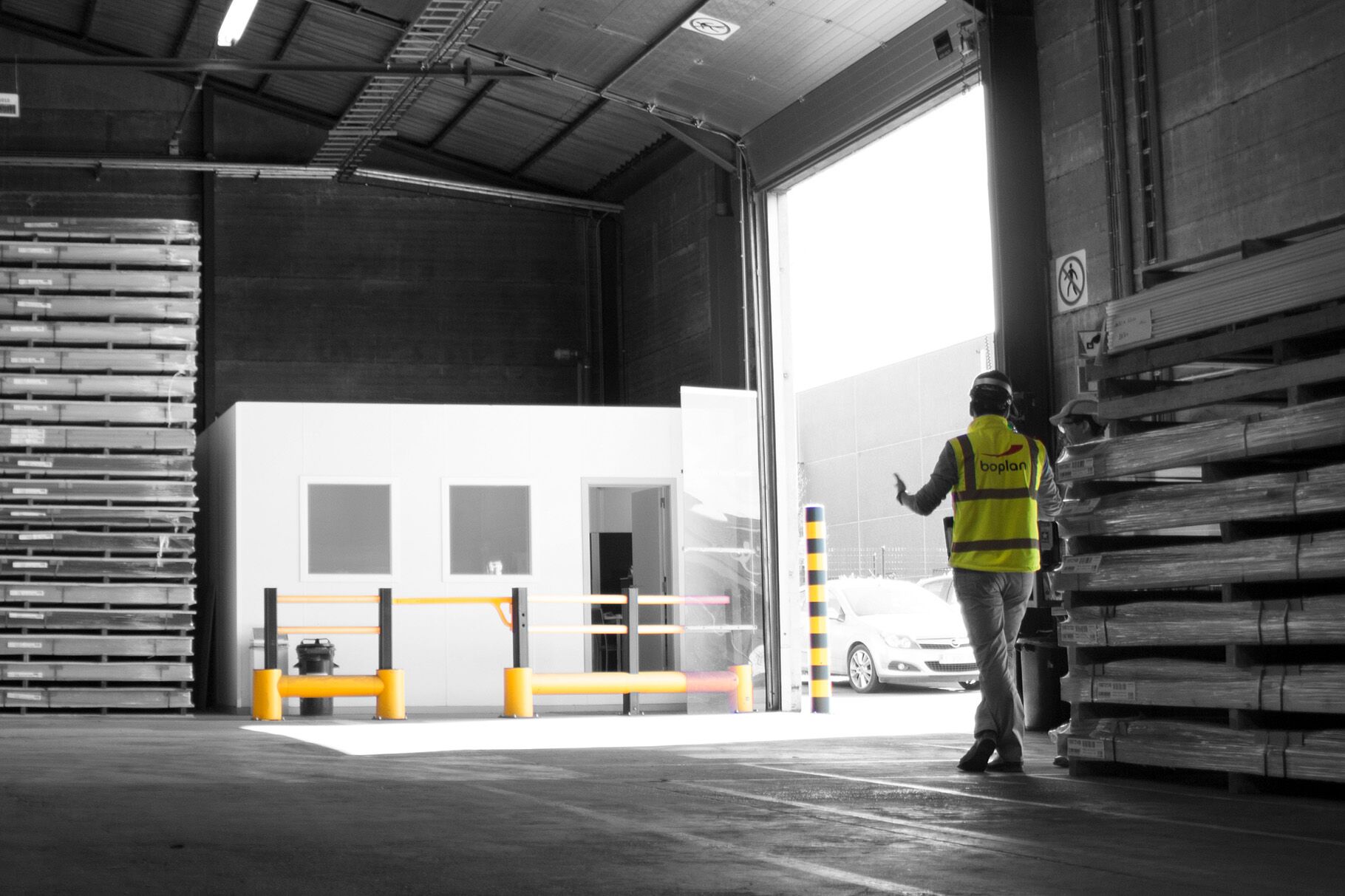 Boplan FLEX IMPACT® TB 400 Plus e Gate ad asse singolo in ambiente industriale