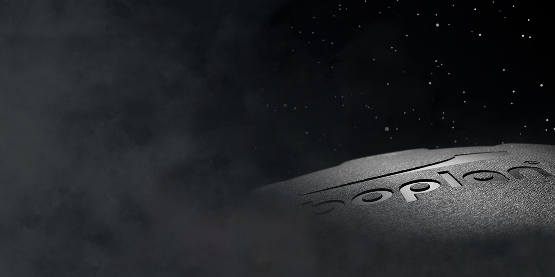Logotipo de Boplan delante de un cielo negro con estrellas